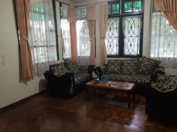 Jual villa 2 lantai di Cipanas Kabupaten Cianjur