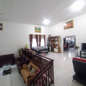 Dijual Rumah dan Ruang Usaha Luas untuk Gudang Beras Sukaluyu