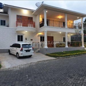 Dijual Villa Mewah 2 Lantai di Kota Bunga, Cipanas